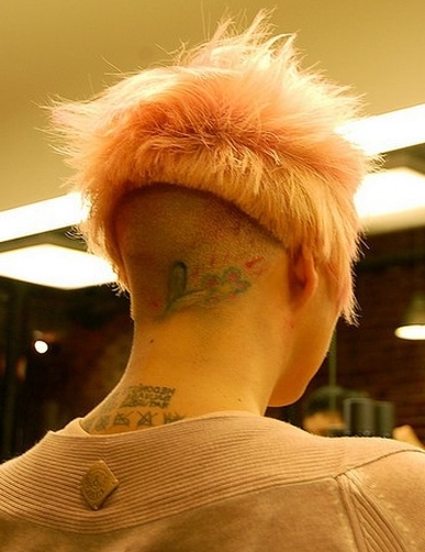 wygolony tył cieniowanej fryzury krótkiej, włosy różowe, uczesanie damskie zdjęcie numer 153A
